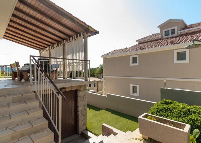 House Bolero With Pool By Guide Villa